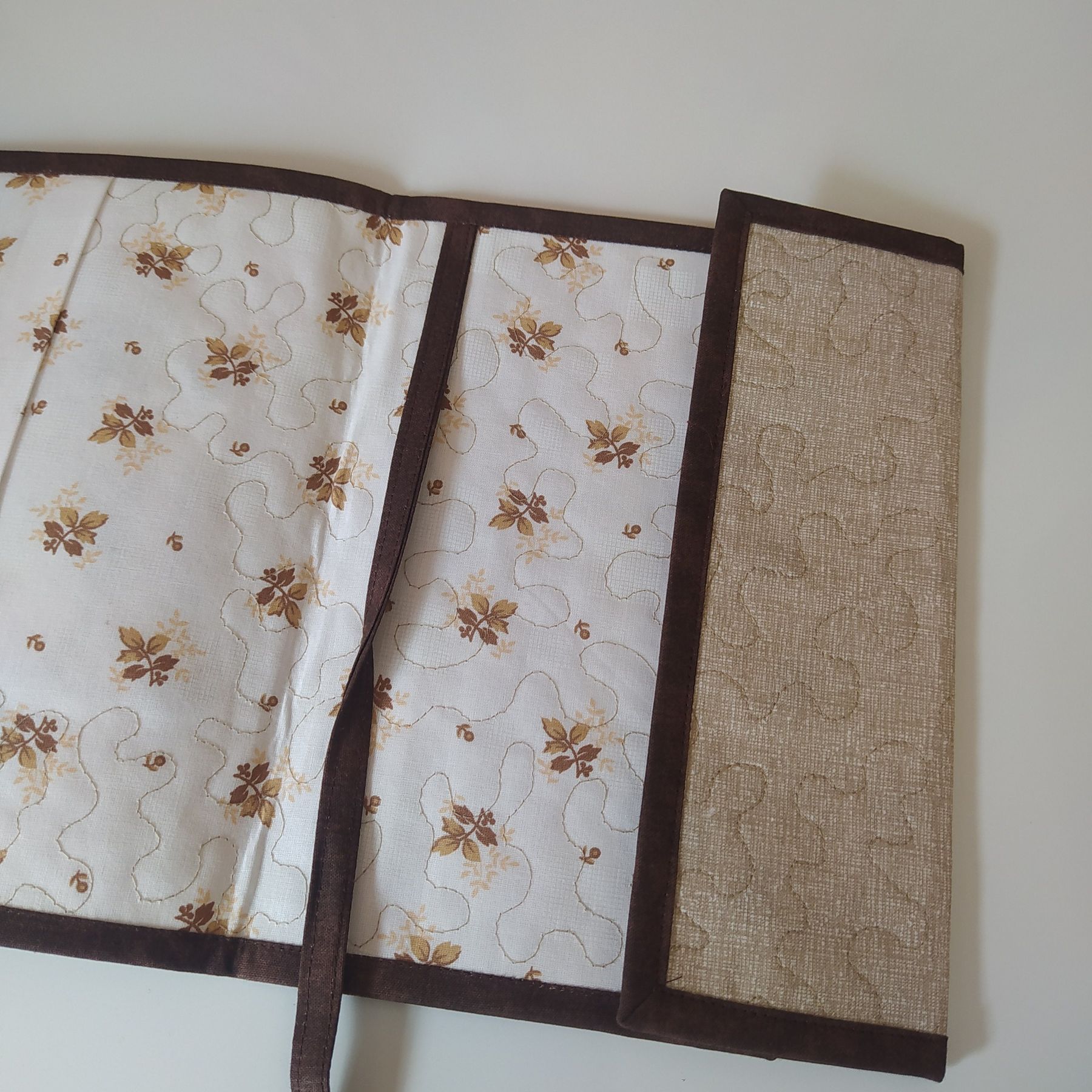 Obal na knihu Sunbonnet Sue na houpačce