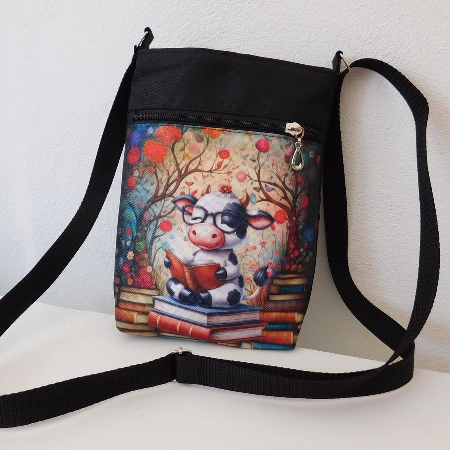 Crossbody kabelka malá Kravička čtenář