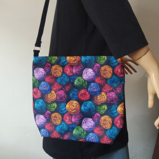 Crossbody kabelka Klubíčka na černé